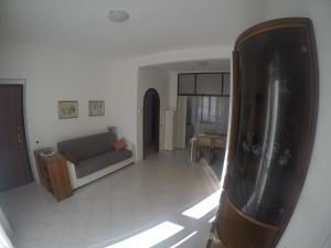 un soggiorno con divano e tavolo di Casa Mire a San Terenzo