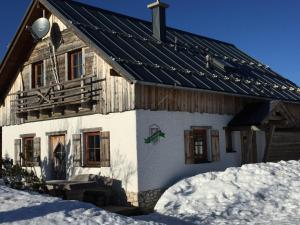埃本塞Almchalet Feuerkogel的房子前面有雪