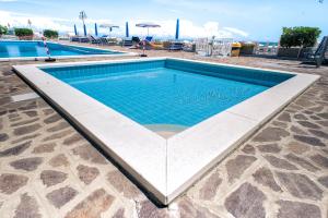 Bazén v ubytování Sea view apartment with swimming pool nebo v jeho okolí