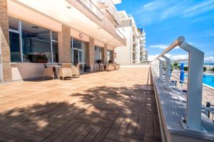 Balkón nebo terasa v ubytování Sea view apartment with swimming pool