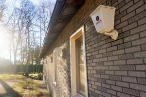 una luz en el lateral de un edificio de ladrillo en Pharos zur Seeve, en Seevetal 29 fotos más