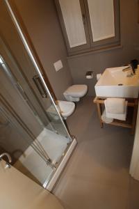 Un baño con dos inodoros y un lavabo. en Haus Iris by ISA AGENTUR, en Bad Kleinkirchheim 38 fotos más