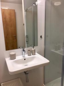W łazience znajduje się umywalka i prysznic. w obiekcie Zlatý Apartmán w mieście Dolní Morava