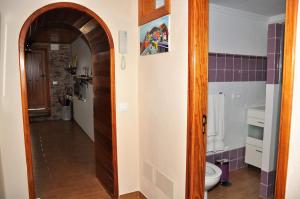 un corridoio che conduce a un bagno con servizi igienici di Casa Teresa Las Vegas a Valsequillo