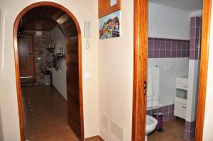 a hallway leading to a bathroom with a toilet at Casa Teresa Las Vegas in Valsequillo