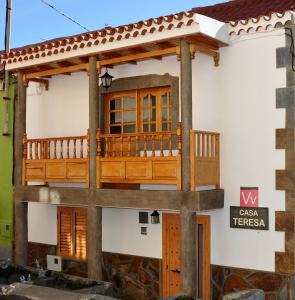 a house with a deck on top of it at Casa Teresa Las Vegas in Valsequillo