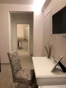 un soggiorno con un tavolo e una sedia di Maison Bijou B&B ad Avola