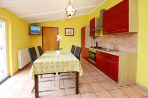 una cucina con tavolo e tovaglia; di Apartmani KRAMAR a Poreč (Parenzo) Altre 3 foto