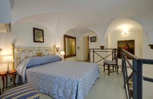 ローマにあるNavona Charming Flatのベッドルーム1室(青い掛け布団付きのベッド1台付)