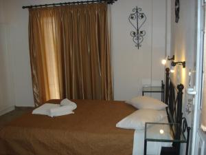 A bed or beds in a room at Iron House