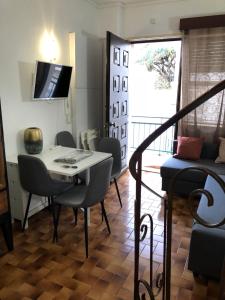 リスボンにあるPrincipe Real Duplex - 3 Bedroomの小さなリビングルーム(テーブル、椅子付)