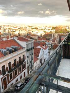 リスボンにあるPrincipe Real Duplex - 3 Bedroomの最上階からの市街の景色
