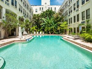 una gran piscina en medio de un edificio en Tropical Elegant Palm Beach 2 Bedroom 2 Bathroom Suite Valet Parking Included, en Palm Beach