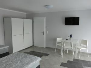 TV a/nebo společenská místnost v ubytování Zimmer Enzjan