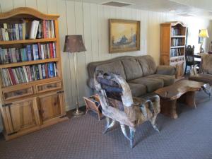 - un salon avec un canapé et une table dans l'établissement Stage Stop Inn, à Patagonia