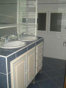 フォルミゲールにあるLe Calmadouのバスルーム(洗面台2台、鏡付)