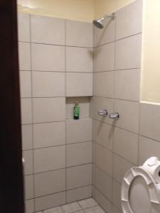 Bathroom sa Airport Inn Managua