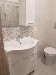 ボルディゲーラにあるBordighera Fivestarのバスルーム(白い洗面台、トイレ付)