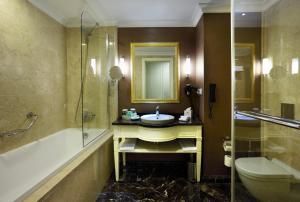 A bathroom at Crowne Plaza Istanbul Asia by IHG