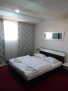 Postel nebo postele na pokoji v ubytování Casa Ghetu Fundeni