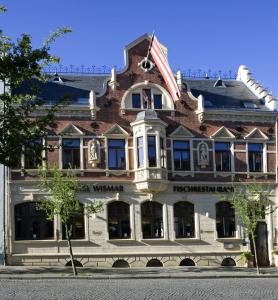 een groot gebouw met een Amerikaanse vlag erop bij Restaurant & Hotel Wismar in Wismar