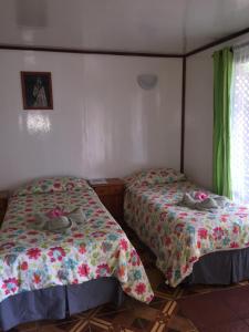 Postel nebo postele na pokoji v ubytování Cabanas Hinariru Nui
