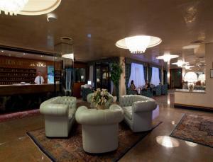 Lobbyn eller receptionsområdet på Hotel Leonardo Da Vinci
