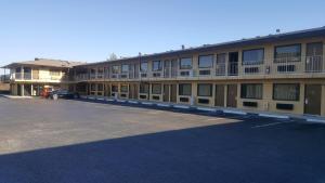 ein leerer Parkplatz vor einem Gebäude in der Unterkunft America's Best Inn - Macon in Macon