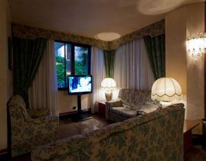 A seating area at Hotel Leonardo Da Vinci