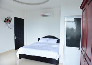 Cama ou camas em um quarto em Khách sạn Sea Hải Yến