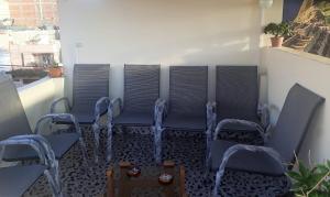 eine Gruppe Stühle und ein Tisch auf dem Balkon in der Unterkunft Residencial Mamamia in Tacna