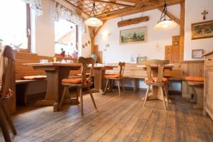 Restauracja lub miejsce do jedzenia w obiekcie Reiterbauernhof Maho