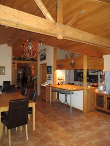 Il comprend une cuisine avec des plafonds en bois, une table et des chaises. dans l'établissement Guesthouse Vellir, à Vík