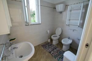 A bathroom at Appartamenti Torre