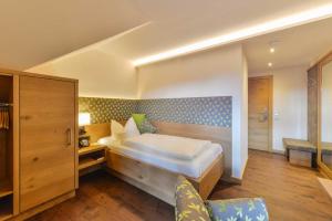 Ein Bett oder Betten in einem Zimmer der Unterkunft Posthotel Hofherr