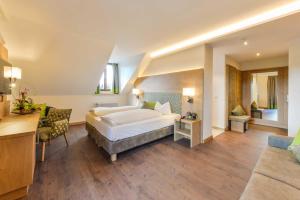 Ein Bett oder Betten in einem Zimmer der Unterkunft Posthotel Hofherr