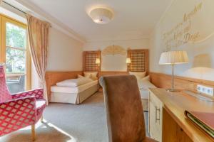 Ein Sitzbereich in der Unterkunft Posthotel Hofherr
