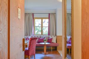 Ein Sitzbereich in der Unterkunft Posthotel Hofherr