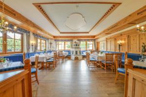 Ein Restaurant oder anderes Speiselokal in der Unterkunft Posthotel Hofherr 
