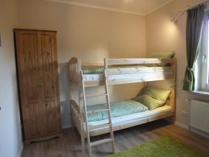 מיטה או מיטות קומותיים בחדר ב-Ferienwohnung in Osterdeichstrich