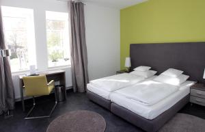 Postel nebo postele na pokoji v ubytování Hotel am Hof