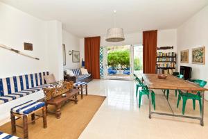 salon ze stołem i kanapą w obiekcie La Prua w Taominie