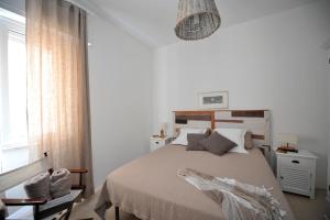 sypialnia z łóżkiem i oknem w obiekcie La Prua w Taominie