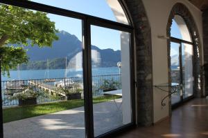 a room with a window with a view of the water at I Platani in Lezzeno