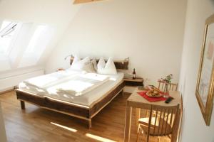 a bedroom with a bed and a table at Samenkönig Pschait Handels GmbH in Gamlitz