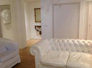a living room with a white couch and a chair at Bighouse in Venice