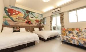 um quarto de hotel com duas camas e um sofá em Yoshanshui Inn em Jian