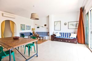 salon ze stołem i kanapą w obiekcie La Prua w Taominie