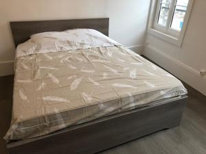 un letto coperto di plastica in una camera da letto di Sandra a Berck-sur-Mer