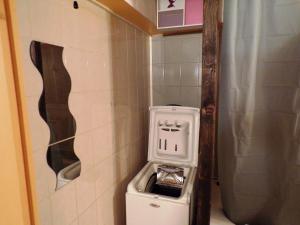 MontfrinにあるN°5のバスルームの隅にある洗濯機と乾燥機